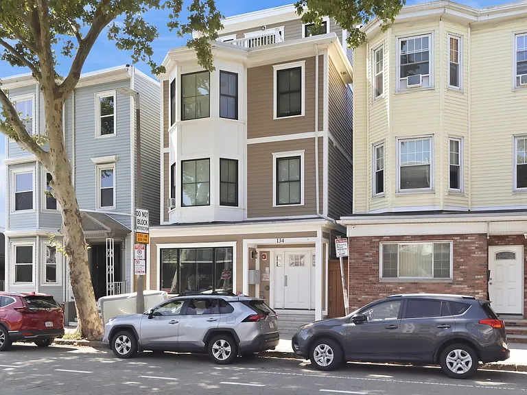 134 Chelsea St #1 — Photo 2