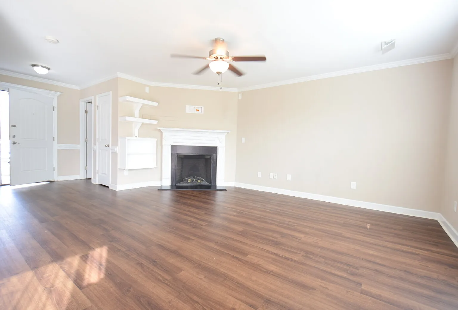 3 bed, 2.5 bath, 1429 sqft, $1,700 — Photo 4