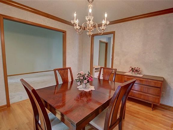3rd image of 37 Westview Dr