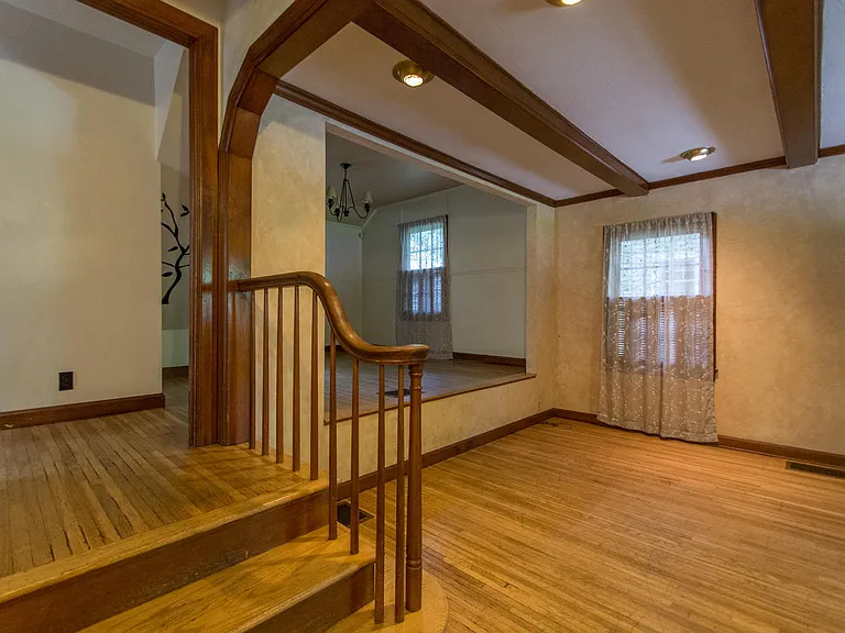 321 S Eastside Dr — Photo 2