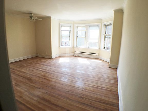 3rd image of 2440 W Rosemont Ave APT 1E