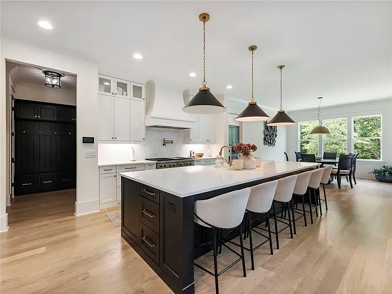 566 Versailles Dr — Photo 18