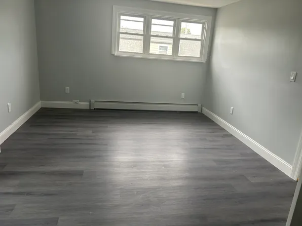 180 N 7th St, Lindenhurst, NY 11757