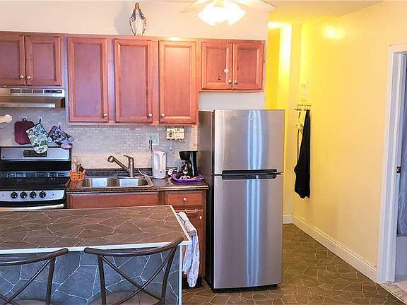 3rd image of 855 E Broadway APT Lb