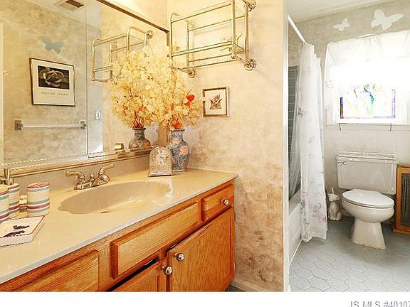 4th image of 1056 Irving Pl