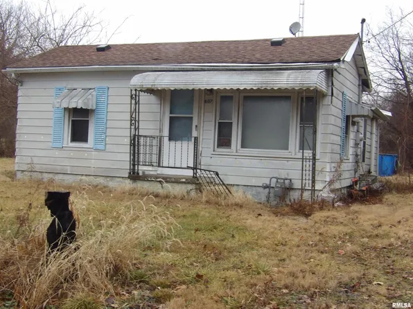 807 E 2nd St, Buckner, IL 62819