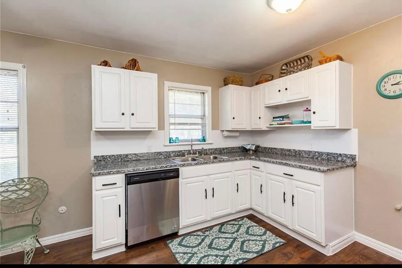 3020 Elmwood Ave — Photo 3