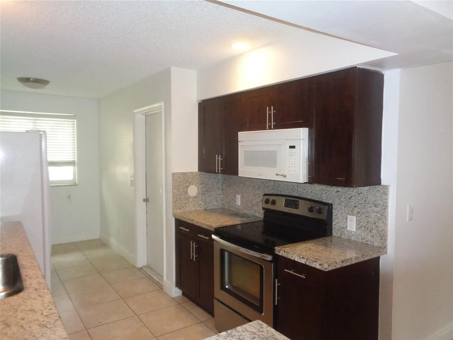 3 bed, 3.0 bath, 1809 sqft, $3,300 — Photo 4