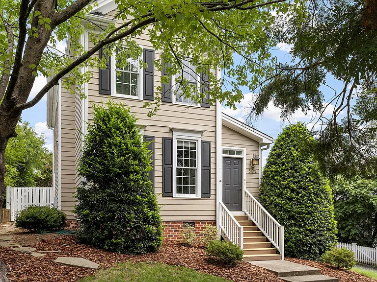 507 Highgrove Dr — Photo 2