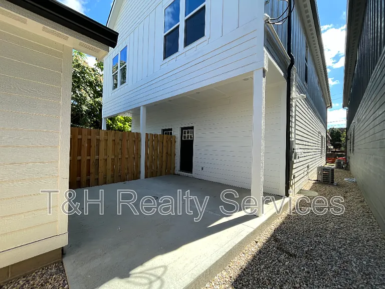 930 Woodlawn Ave — Photo 28