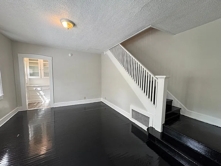 1136-1138 Fairfield Ave — Photo 10