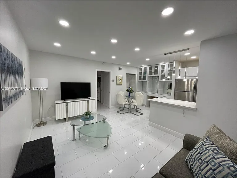 1407 NE 56th St #103 — Photo 2