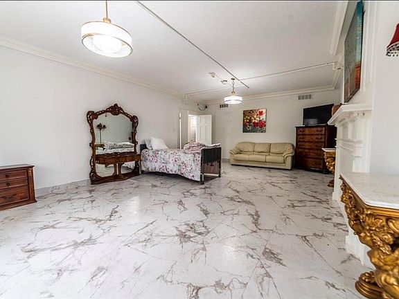 4th image of 204 W Dallas St