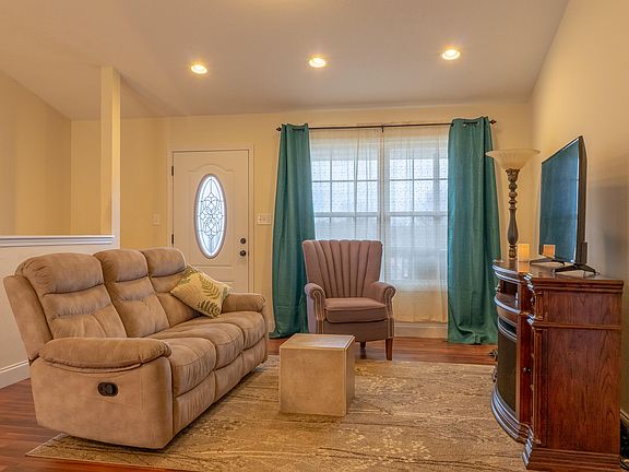 4th image of 5522 Springridge Ln