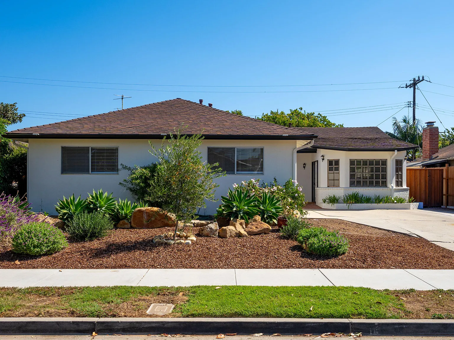 5 bed, 3.0 bath, 1996 sqft, $6,795 — Photo 2