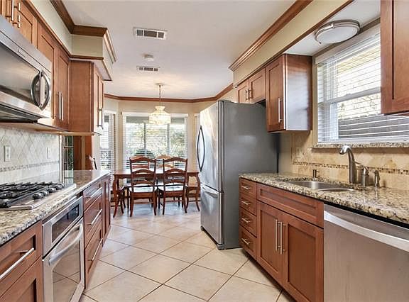 5th image of 8 Devereaux Dr
