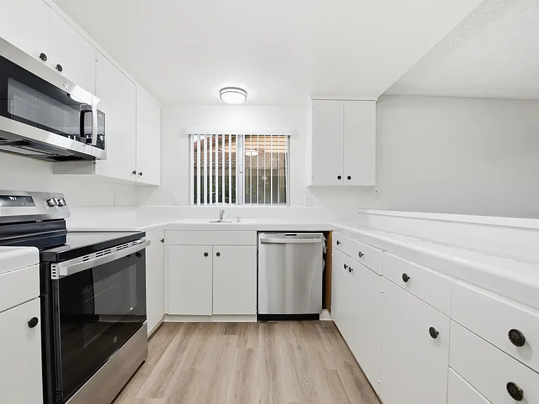 1022 San Marino Dr — Photo 2