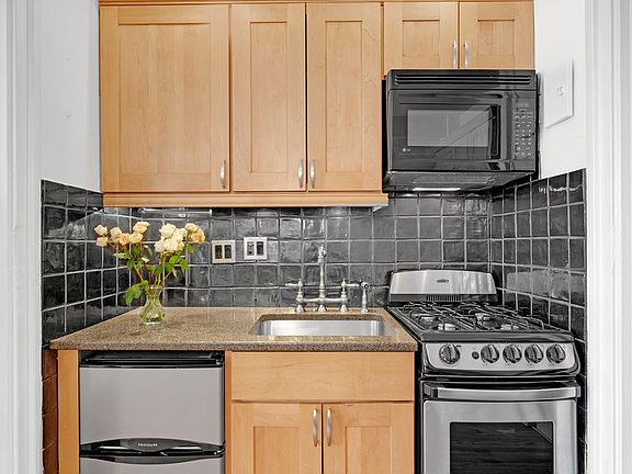 5th image of 457 W 57th St #1511
