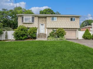 804 N Alleghany Ave, Lindenhurst, NY 11757