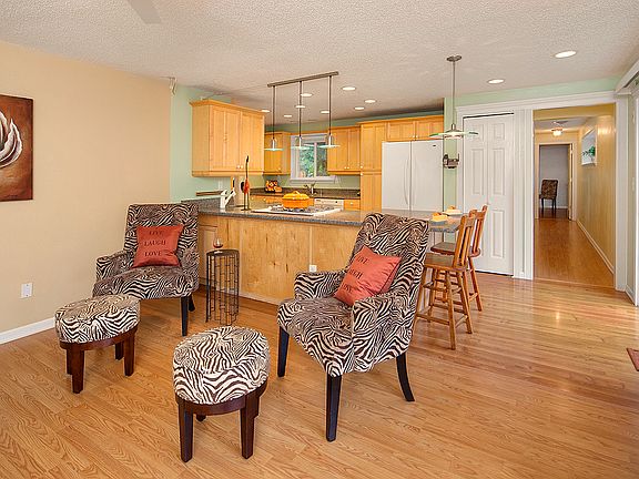 4th image of 2285 Lakemoor Dr SW