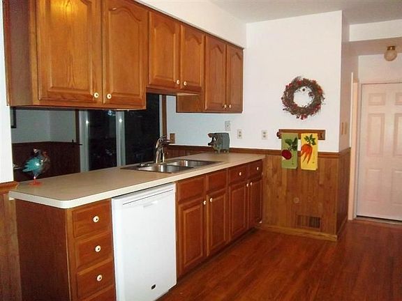 5th image of 1061 Louise St