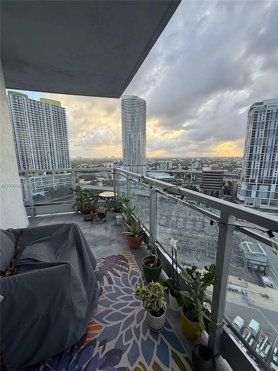 Building Photo - 90 SW 3rd St #2112