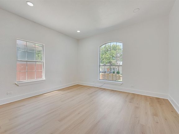 3rd image of 506 N Lancaster Ave Unit 506
