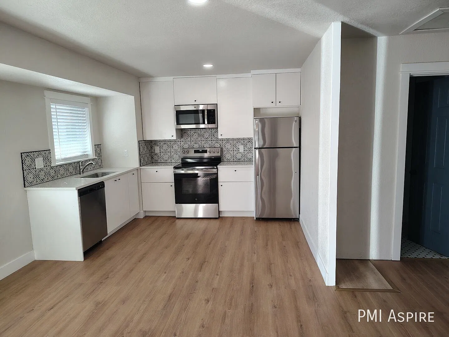 Charming 2 Bedroom with Private Fenced Yard in Lakewood — Photo 1