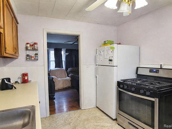 4th image of 32516 Newaygo St