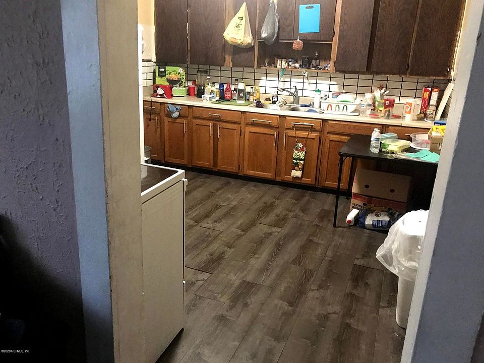 2nd image of 2105 Danson St