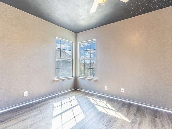 3rd image of 1422 Meadow Pkwy #1422
