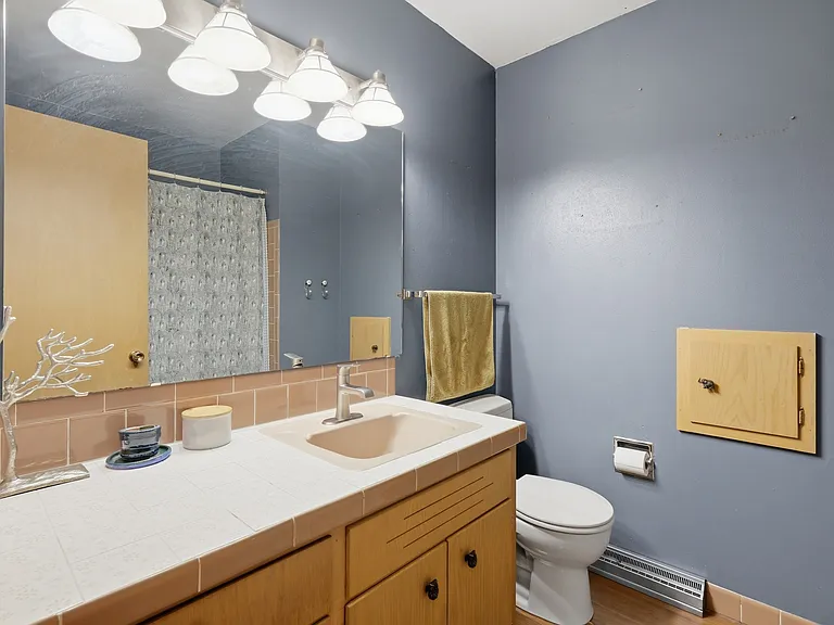 Full bath, 5122 Marathon Drive