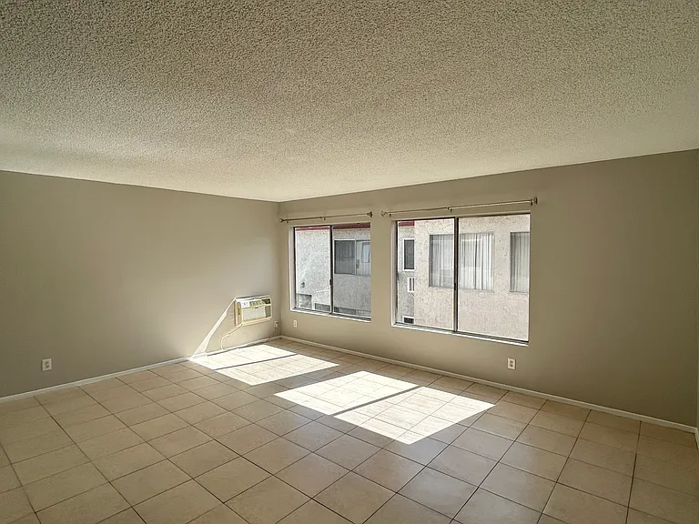20437 Cohasset St #10 — Photo 2