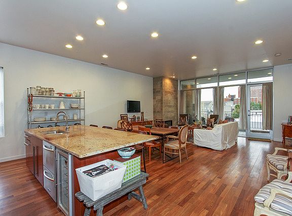 4th image of 830 N Ashland Ave APT 3N