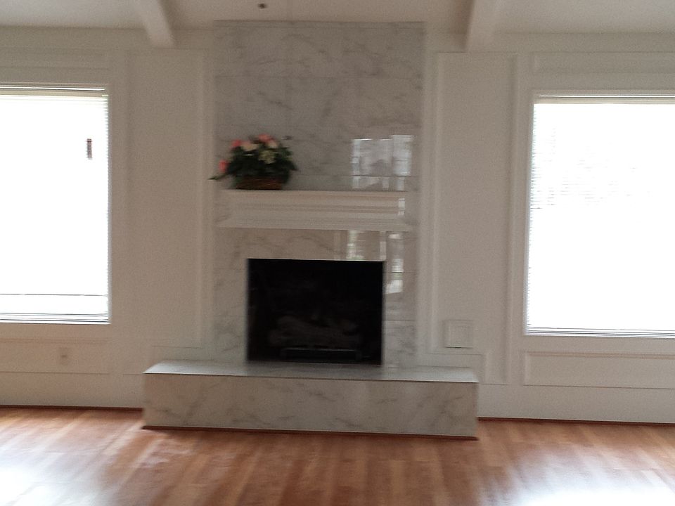 Livng room w.tall ceilin fan