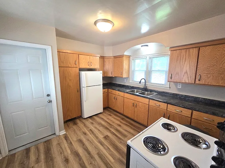 202 1st St W #202 — Photo 6