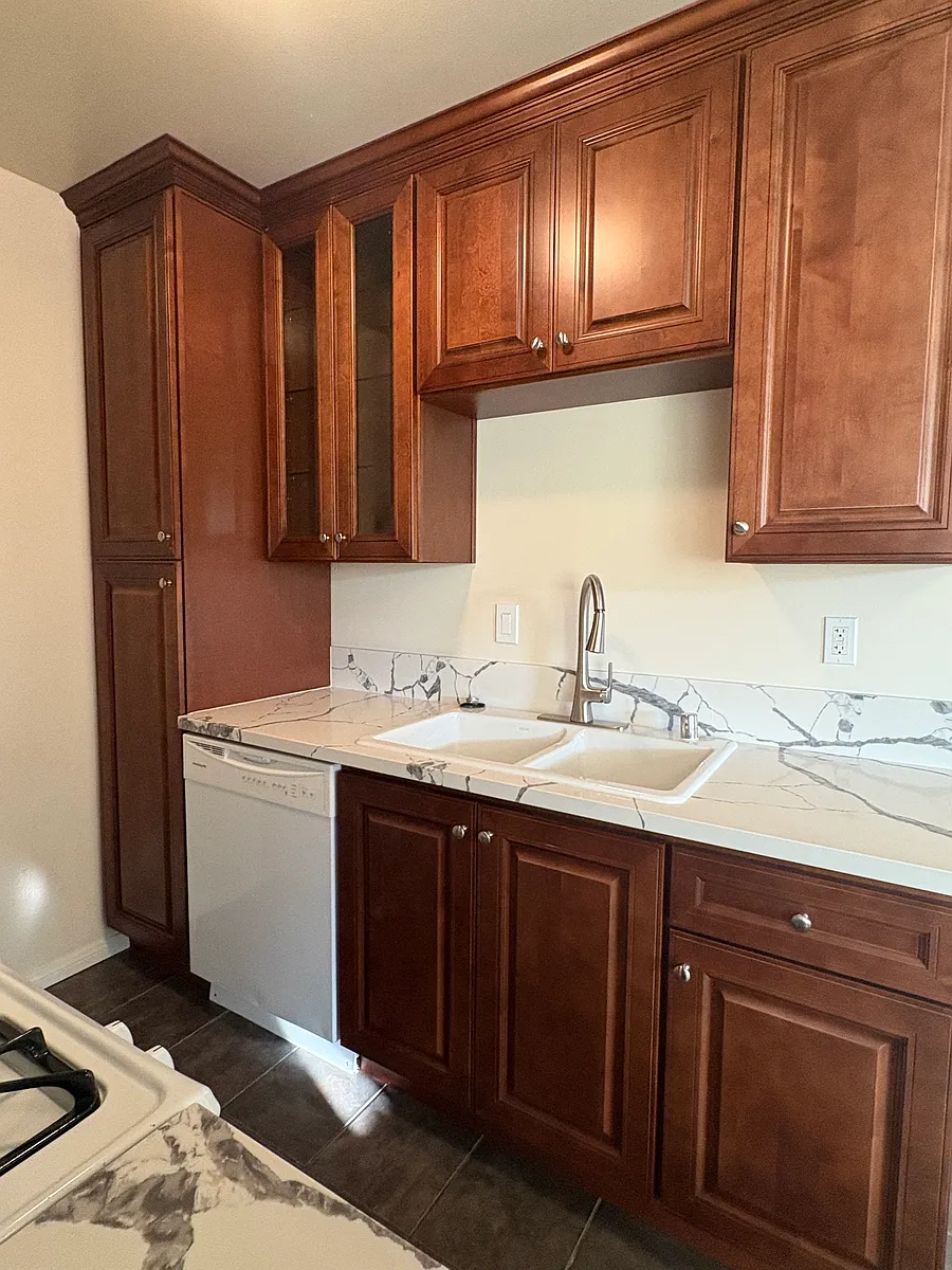 Building Photo - 6460 Mammoth Ave #210