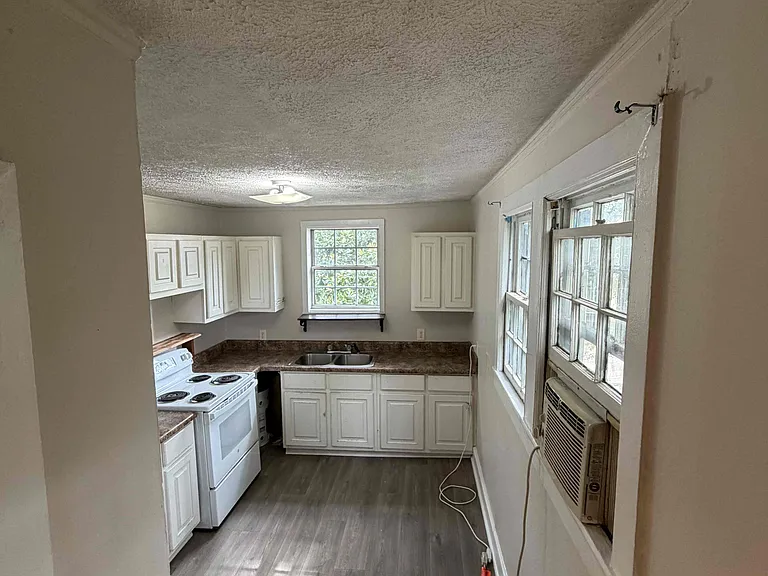 817 College St #4 — Photo 10
