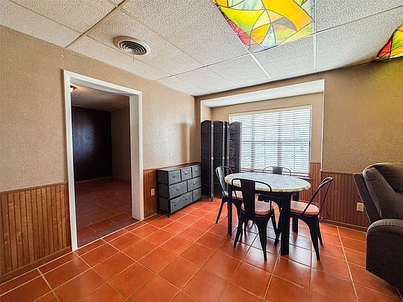 5th image of 705 N Ave E