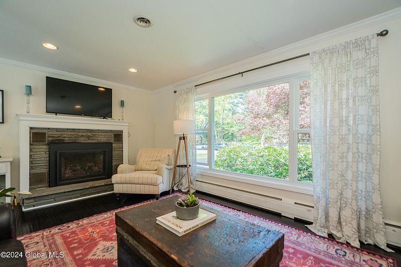 4th image of 378 Caroline Street