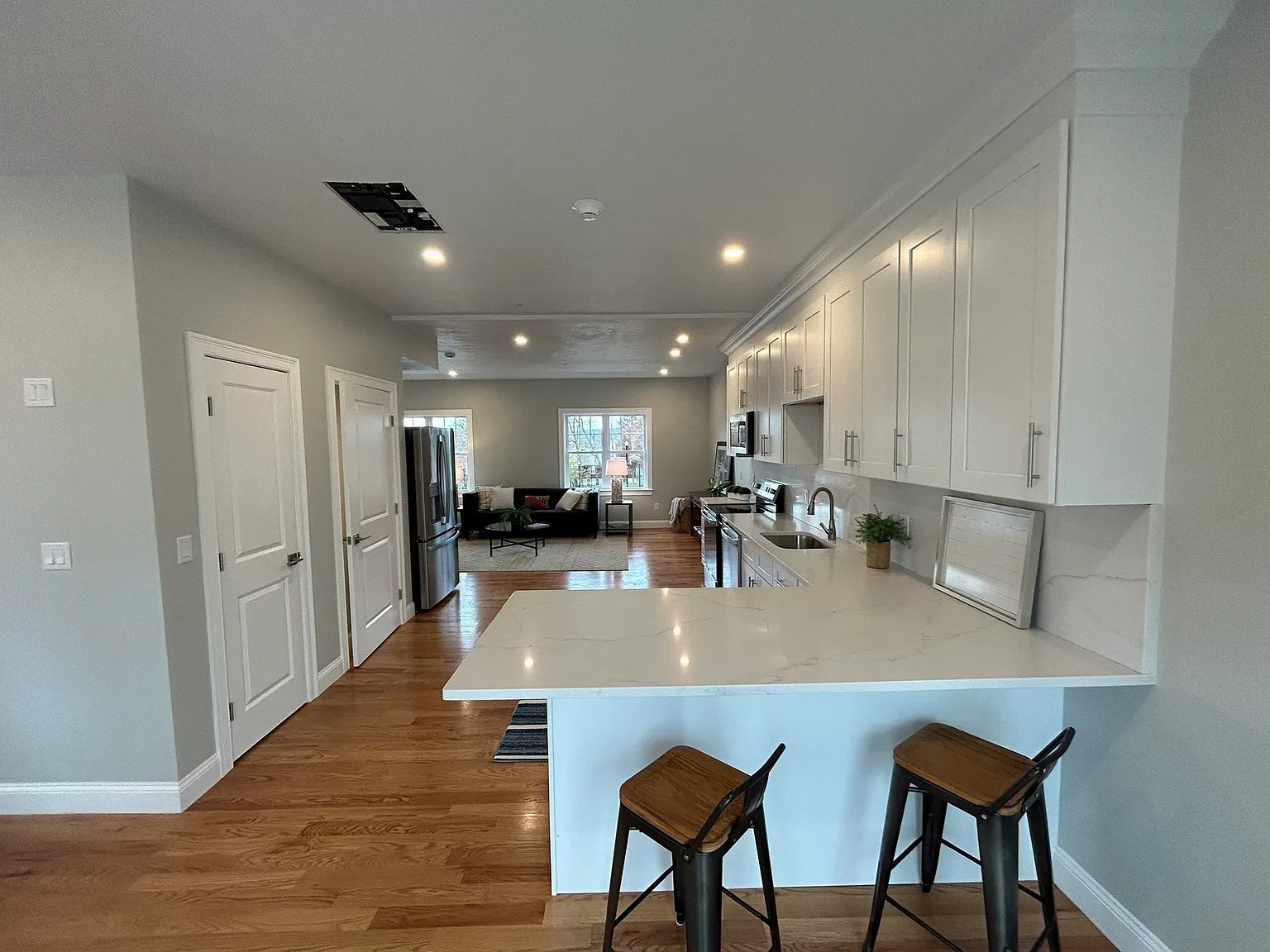 3 bed, 2.5 bath, 1619 sqft, $3,300 — Photo 4