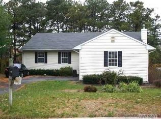 43 Sunbonnet Ln, Bellport, NY 11713