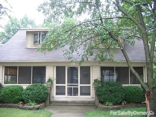 530 W Division St photo 1
