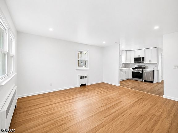 4th image of 811 Hussa St