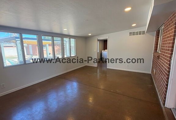 5th image of 3137 E Linden St