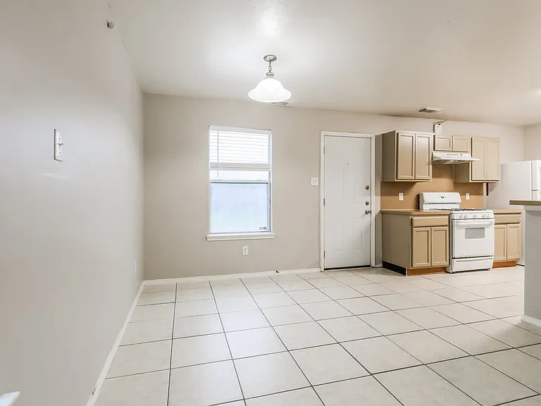 21243 Linden House Ct — Photo 7