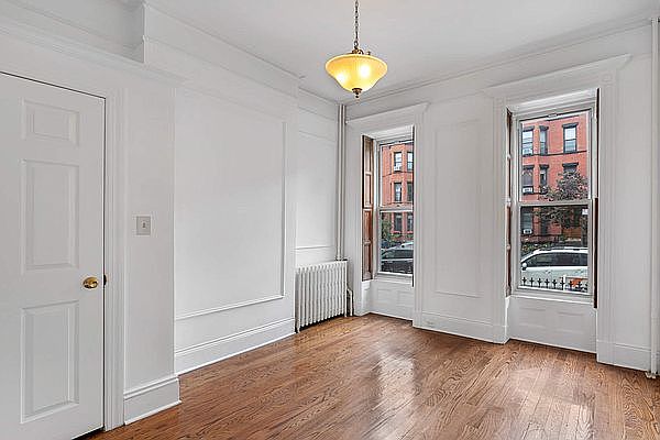 1st image of 698 De Graw St