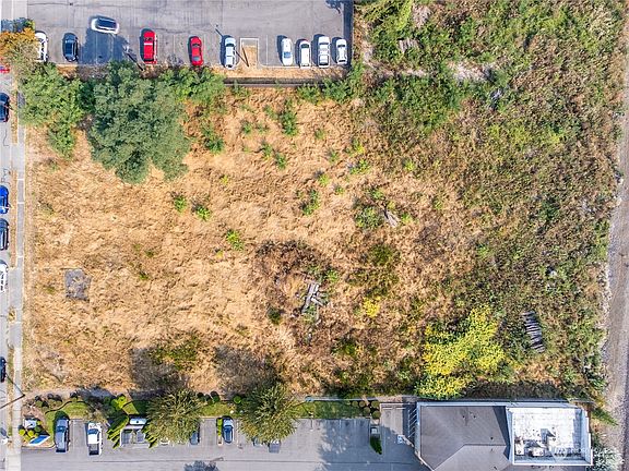 4th image of 1086 Cedar Avenue