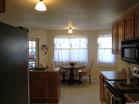 4th image of 1005 Vista Verde