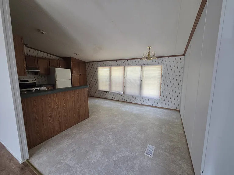 222 Blackburn St — Photo 21